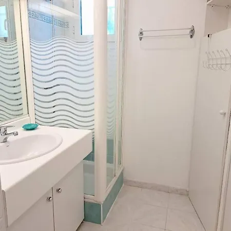Frejus, 100 M De La Plage Et Base Nature Apartment *